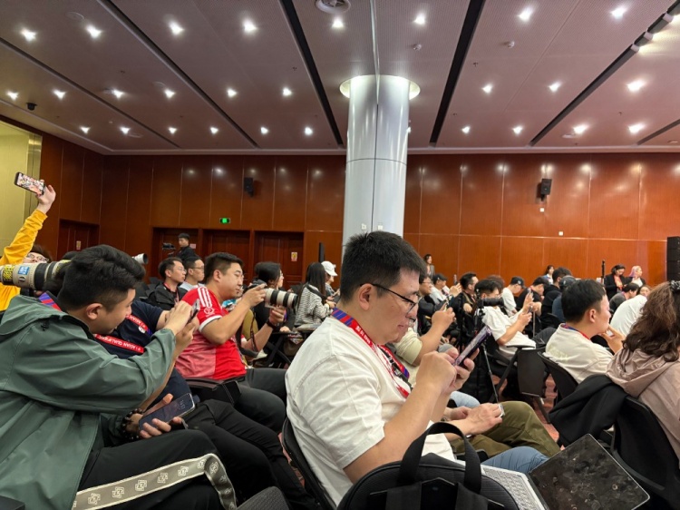 萬眾矚目！記者擠滿國足賽前新聞發(fā)布廳，賽場記者預(yù)計(jì)超300人