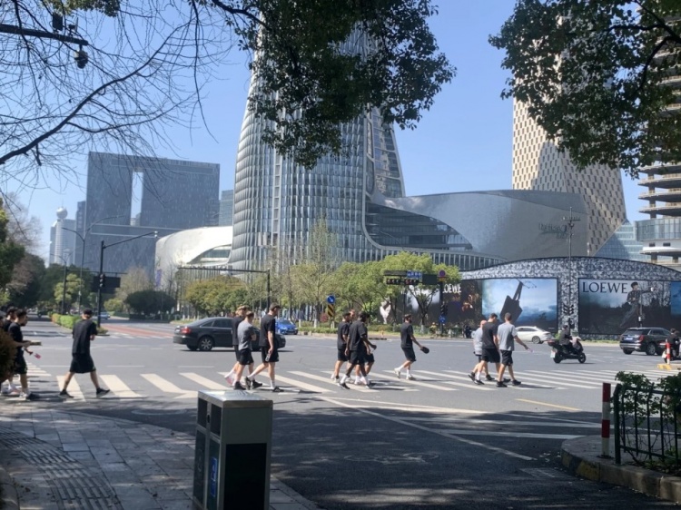 心態(tài)放松，有網(wǎng)友拍到澳大利亞隊早上在萬象城citywalk