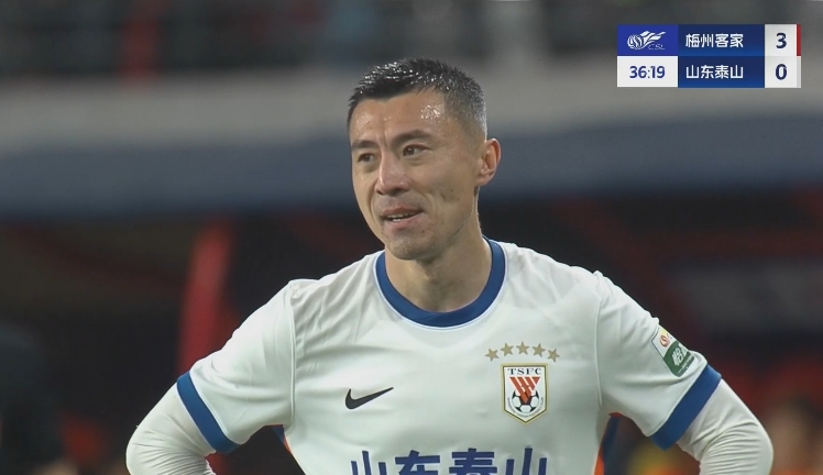 34分鐘0-3落后！36歲鄭錚苦笑36歲大雷沮喪 替補席黃政宇神態(tài)輕松