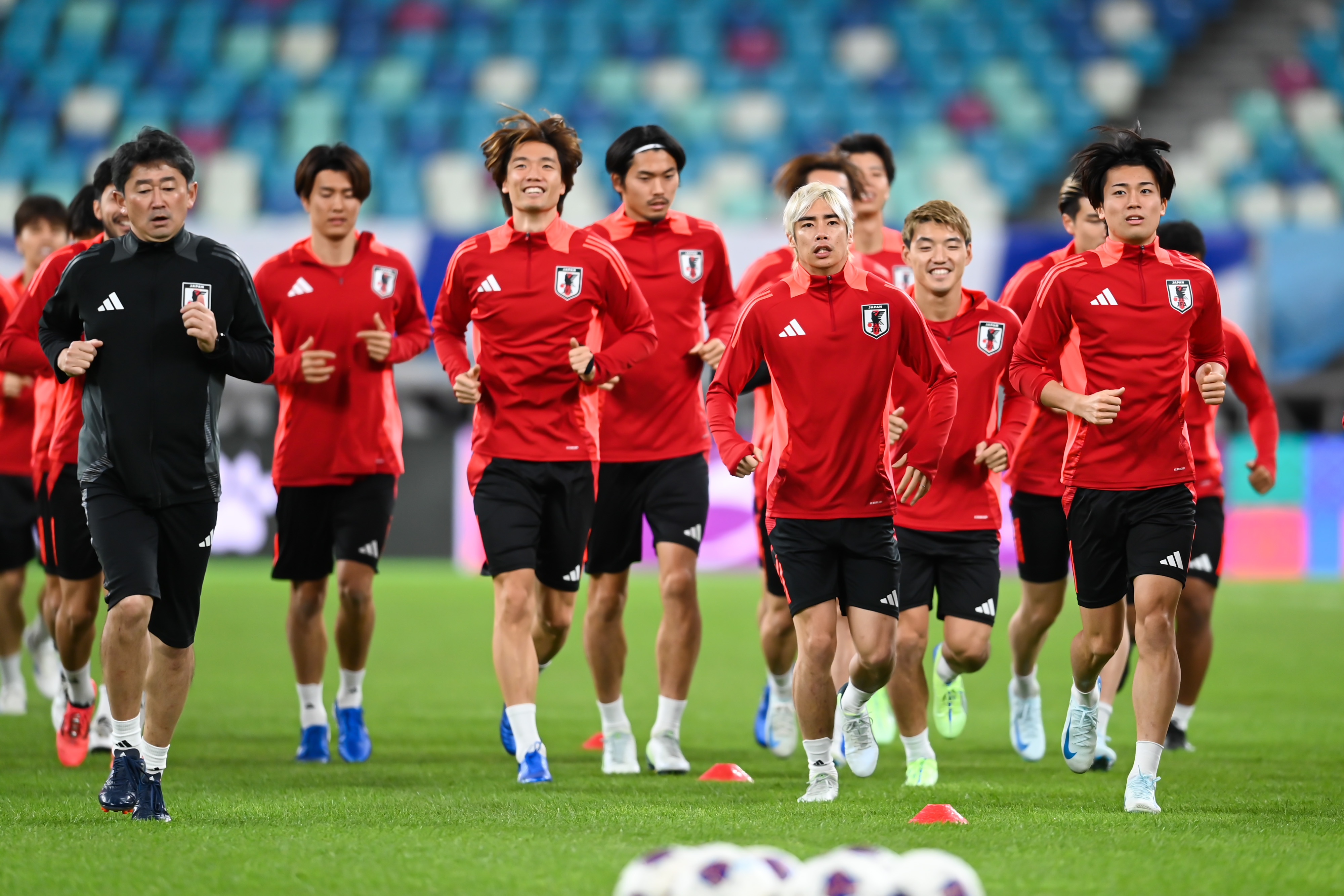 日媒：日本隊今日進行賽前一日踩場訓練，三笘薰和長友佑都缺席